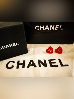 CHANEL Gold Heart Stud Earrings - Shiny Gold Tone